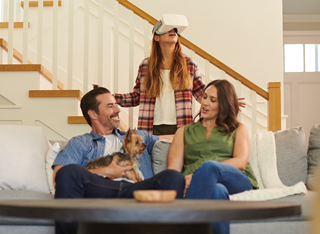 Familia jugando un juego de realidad virtual en casa Familia jugando un juego de realidad virtual en casa
