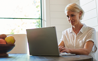 Mujer trabajando con una laptop